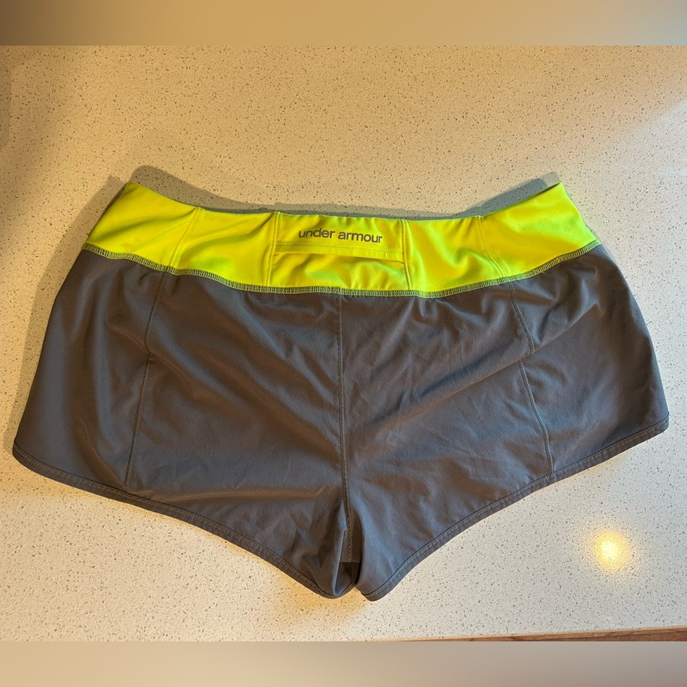 Under Armour running shorts *EUC* - heat gear- size large - Picture 5 of 7